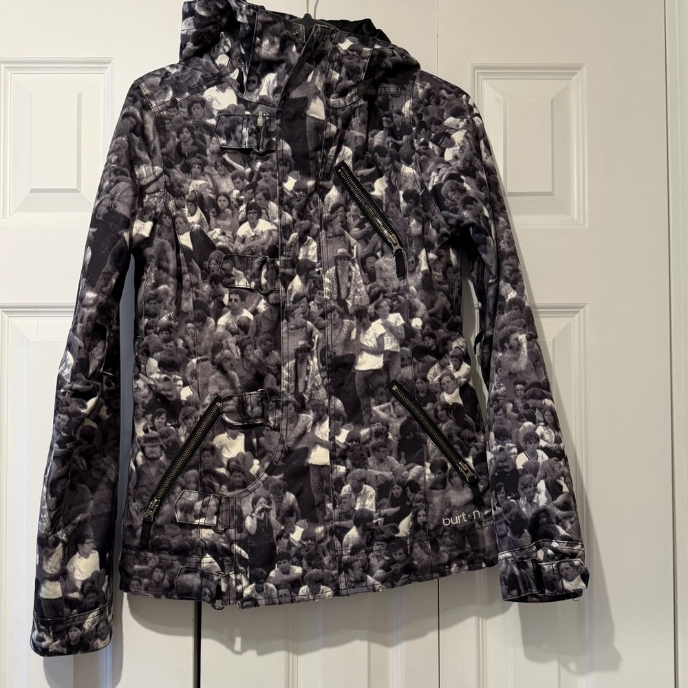 LIMITED EDITION BURTON WOMANS SNOWBOARDING/SKIING FAUX FUR
JACKET Small